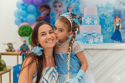 aniversário infantil - 5 anos - Ágatha - festa Frozen - tema Elsa - infância - fotografia infantil - festa no Cliff Kids - memória afetiva - família - fotografia de festa - registro espontâneo - fotógrafo infantil - tobogã - show do parabéns - olaf'