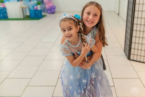 aniversário infantil - 5 anos - Ágatha - festa Frozen - tema Elsa - infância - fotografia infantil - festa no Cliff Kids - memória afetiva - família - fotografia de festa - registro espontâneo - fotógrafo infantil - tobogã - show do parabéns - olaf'
