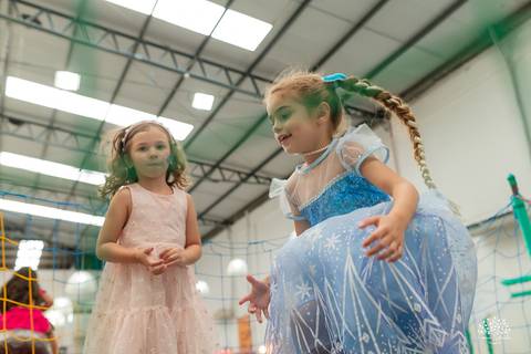 aniversário infantil - 5 anos - Ágatha - festa Frozen - tema Elsa - infância - fotografia infantil - festa no Cliff Kids - memória afetiva - família - fotografia de festa - registro espontâneo - fotógrafo infantil - tobogã - show do parabéns - olaf'