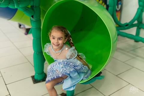 aniversário infantil - 5 anos - Ágatha - festa Frozen - tema Elsa - infância - fotografia infantil - festa no Cliff Kids - memória afetiva - família - fotografia de festa - registro espontâneo - fotógrafo infantil - tobogã - show do parabéns - olaf'