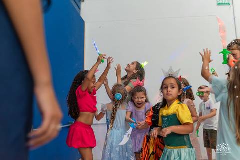 aniversário infantil - 5 anos - Ágatha - festa Frozen - tema Elsa - infância - fotografia infantil - festa no Cliff Kids - memória afetiva - família - fotografia de festa - registro espontâneo - fotógrafo infantil - tobogã - show do parabéns - olaf'