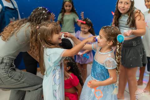 aniversário infantil - 5 anos - Ágatha - festa Frozen - tema Elsa - infância - fotografia infantil - festa no Cliff Kids - memória afetiva - família - fotografia de festa - registro espontâneo - fotógrafo infantil - tobogã - show do parabéns - olaf'