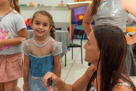 aniversário infantil - 5 anos - Ágatha - festa Frozen - tema Elsa - infância - fotografia infantil - festa no Cliff Kids - memória afetiva - família - fotografia de festa - registro espontâneo - fotógrafo infantil - tobogã - show do parabéns - olaf'