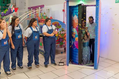 aniversário infantil - 5 anos - Ágatha - festa Frozen - tema Elsa - infância - fotografia infantil - festa no Cliff Kids - memória afetiva - família - fotografia de festa - registro espontâneo - fotógrafo infantil - tobogã - show do parabéns - olaf'