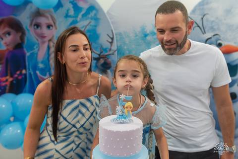 aniversário infantil - 5 anos - Ágatha - festa Frozen - tema Elsa - infância - fotografia infantil - festa no Cliff Kids - memória afetiva - família - fotografia de festa - registro espontâneo - fotógrafo infantil - tobogã - show do parabéns - olaf'