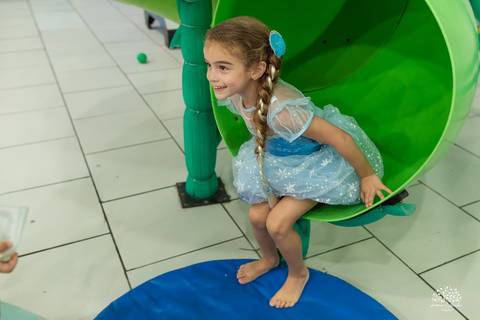 aniversário infantil - 5 anos - Ágatha - festa Frozen - tema Elsa - infância - fotografia infantil - festa no Cliff Kids - memória afetiva - família - fotografia de festa - registro espontâneo - fotógrafo infantil - tobogã - show do parabéns - olaf'