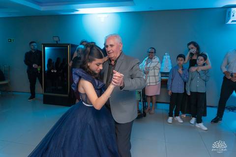 A valsa da debutante com o avôi'