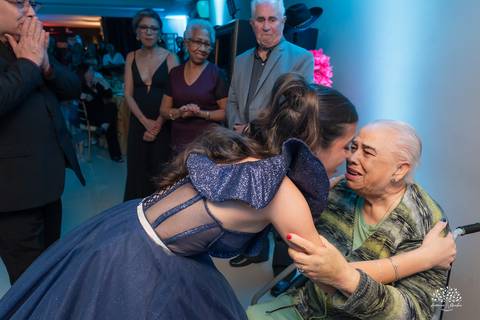 Debutante fazendo um carinho na avó'