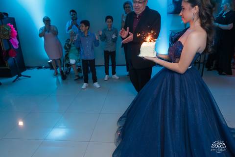 Debutante chegando com o bolo para o pai que estava de aniversário'
