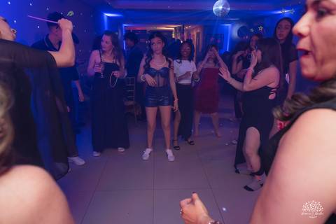 Convidados curtindo a pista na festa de 15 anos'