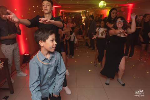 Convidados curtindo a pista na festa de 15 anos'