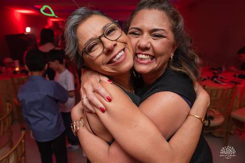 Convidados curtindo a pista na festa de 15 anos'