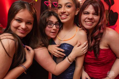 Convidados curtindo a pista na festa de 15 anos'