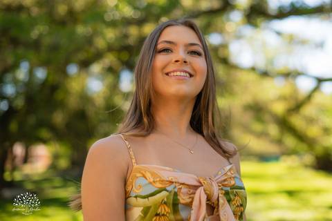 ensaio 15 anos Antônia - pré-festa debutante - fotografia 15 anos Pelotas - Clube Caça e Pesca Pelotas - ensaio ao ar livre - fotógrafo de debutante RS - ensaio com luz natural - fotografia artística - entardecer dourado - memórias 15 anos - veredas - Sol'