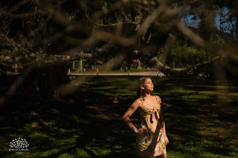 ensaio 15 anos Antônia - pré-festa debutante - fotografia 15 anos Pelotas - Clube Caça e Pesca Pelotas - ensaio ao ar livre - fotógrafo de debutante RS - ensaio com luz natural - fotografia artística - entardecer dourado - memórias 15 anos - veredas - Sol'