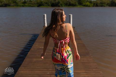 ensaio 15 anos Antônia - pré-festa debutante - fotografia 15 anos Pelotas - Clube Caça e Pesca Pelotas - ensaio ao ar livre - fotógrafo de debutante RS - ensaio com luz natural - fotografia artística - entardecer dourado - memórias 15 anos - veredas - Sol'