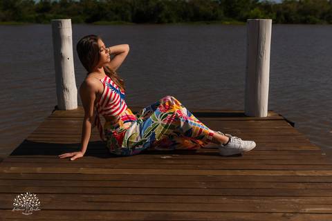 ensaio 15 anos Antônia - pré-festa debutante - fotografia 15 anos Pelotas - Clube Caça e Pesca Pelotas - ensaio ao ar livre - fotógrafo de debutante RS - ensaio com luz natural - fotografia artística - entardecer dourado - memórias 15 anos - veredas - Sol'