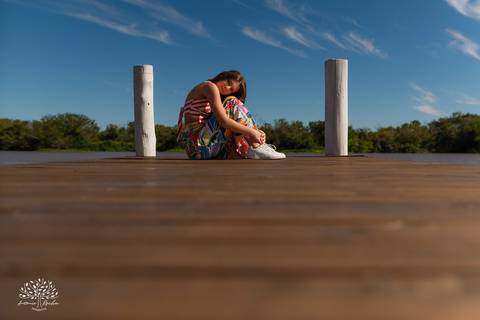 ensaio 15 anos Antônia - pré-festa debutante - fotografia 15 anos Pelotas - Clube Caça e Pesca Pelotas - ensaio ao ar livre - fotógrafo de debutante RS - ensaio com luz natural - fotografia artística - entardecer dourado - memórias 15 anos - veredas - Sol'