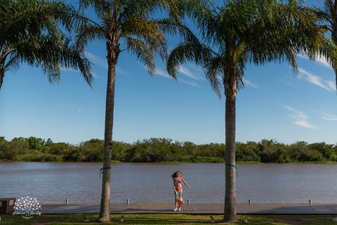 ensaio 15 anos Antônia - pré-festa debutante - fotografia 15 anos Pelotas - Clube Caça e Pesca Pelotas - ensaio ao ar livre - fotógrafo de debutante RS - ensaio com luz natural - fotografia artística - entardecer dourado - memórias 15 anos - veredas - Sol'