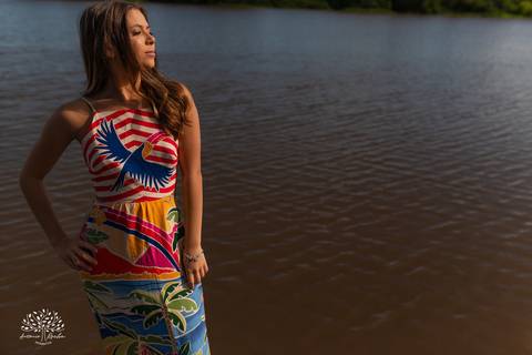 ensaio 15 anos Antônia - pré-festa debutante - fotografia 15 anos Pelotas - Clube Caça e Pesca Pelotas - ensaio ao ar livre - fotógrafo de debutante RS - ensaio com luz natural - fotografia artística - entardecer dourado - memórias 15 anos - veredas - Sol'