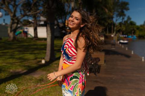 ensaio 15 anos Antônia - pré-festa debutante - fotografia 15 anos Pelotas - Clube Caça e Pesca Pelotas - ensaio ao ar livre - fotógrafo de debutante RS - ensaio com luz natural - fotografia artística - entardecer dourado - memórias 15 anos - veredas - Sol'