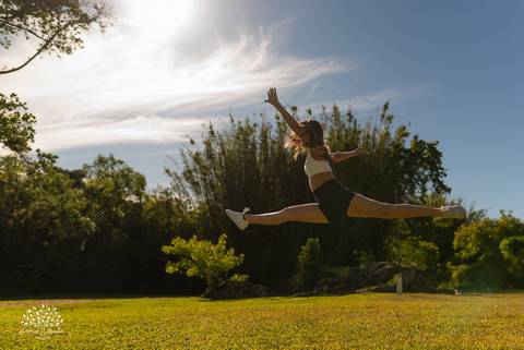 ensaio 15 anos Antônia - pré-festa debutante - fotografia 15 anos Pelotas - Clube Caça e Pesca Pelotas - ensaio ao ar livre - fotógrafo de debutante RS - ensaio com luz natural - fotografia artística - entardecer dourado - memórias 15 anos - veredas - Sol'