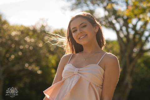 ensaio 15 anos Antônia - pré-festa debutante - fotografia 15 anos Pelotas - Clube Caça e Pesca Pelotas - ensaio ao ar livre - fotógrafo de debutante RS - ensaio com luz natural - fotografia artística - entardecer dourado - memórias 15 anos - veredas - Sol'