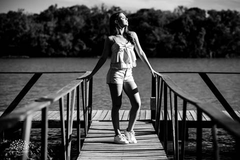 ensaio 15 anos Antônia - pré-festa debutante - fotografia 15 anos Pelotas - Clube Caça e Pesca Pelotas - ensaio ao ar livre - fotógrafo de debutante RS - ensaio com luz natural - fotografia artística - entardecer dourado - memórias 15 anos - veredas - Sol'