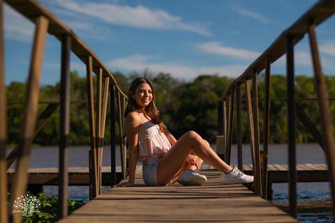 ensaio 15 anos Antônia - pré-festa debutante - fotografia 15 anos Pelotas - Clube Caça e Pesca Pelotas - ensaio ao ar livre - fotógrafo de debutante RS - ensaio com luz natural - fotografia artística - entardecer dourado - memórias 15 anos - veredas - Sol'