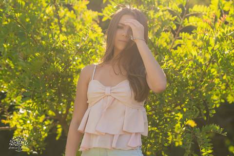 ensaio 15 anos Antônia - pré-festa debutante - fotografia 15 anos Pelotas - Clube Caça e Pesca Pelotas - ensaio ao ar livre - fotógrafo de debutante RS - ensaio com luz natural - fotografia artística - entardecer dourado - memórias 15 anos - veredas - Sol'