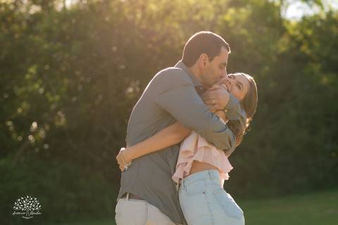 ensaio 15 anos Antônia - pré-festa debutante - fotografia 15 anos Pelotas - Clube Caça e Pesca Pelotas - ensaio ao ar livre - fotógrafo de debutante RS - ensaio com luz natural - fotografia artística - entardecer dourado - memórias 15 anos - veredas - Sol'