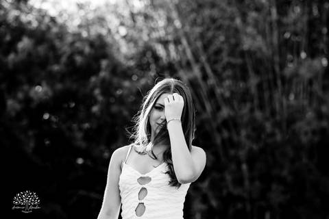 ensaio 15 anos Antônia - pré-festa debutante - fotografia 15 anos Pelotas - Clube Caça e Pesca Pelotas - ensaio ao ar livre - fotógrafo de debutante RS - ensaio com luz natural - fotografia artística - entardecer dourado - memórias 15 anos - veredas - Sol'
