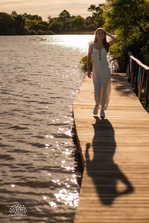 ensaio 15 anos Antônia - pré-festa debutante - fotografia 15 anos Pelotas - Clube Caça e Pesca Pelotas - ensaio ao ar livre - fotógrafo de debutante RS - ensaio com luz natural - fotografia artística - entardecer dourado - memórias 15 anos - veredas - Sol'