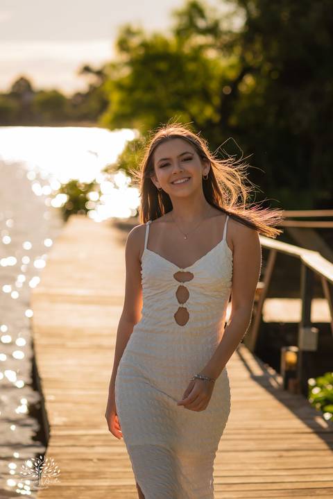 ensaio 15 anos Antônia - pré-festa debutante - fotografia 15 anos Pelotas - Clube Caça e Pesca Pelotas - ensaio ao ar livre - fotógrafo de debutante RS - ensaio com luz natural - fotografia artística - entardecer dourado - memórias 15 anos - veredas - Sol'