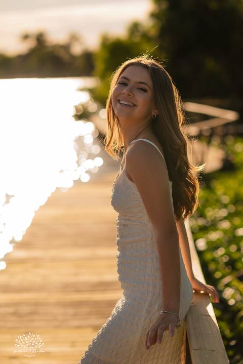 ensaio 15 anos Antônia - pré-festa debutante - fotografia 15 anos Pelotas - Clube Caça e Pesca Pelotas - ensaio ao ar livre - fotógrafo de debutante RS - ensaio com luz natural - fotografia artística - entardecer dourado - memórias 15 anos - veredas - Sol'