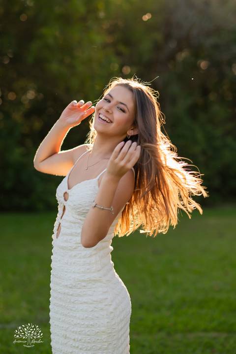 ensaio 15 anos Antônia - pré-festa debutante - fotografia 15 anos Pelotas - Clube Caça e Pesca Pelotas - ensaio ao ar livre - fotógrafo de debutante RS - ensaio com luz natural - fotografia artística - entardecer dourado - memórias 15 anos - veredas - Sol'