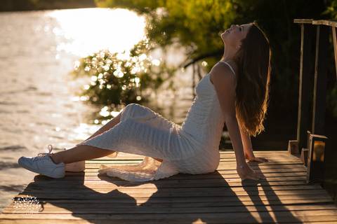 ensaio 15 anos Antônia - pré-festa debutante - fotografia 15 anos Pelotas - Clube Caça e Pesca Pelotas - ensaio ao ar livre - fotógrafo de debutante RS - ensaio com luz natural - fotografia artística - entardecer dourado - memórias 15 anos - veredas - Sol'