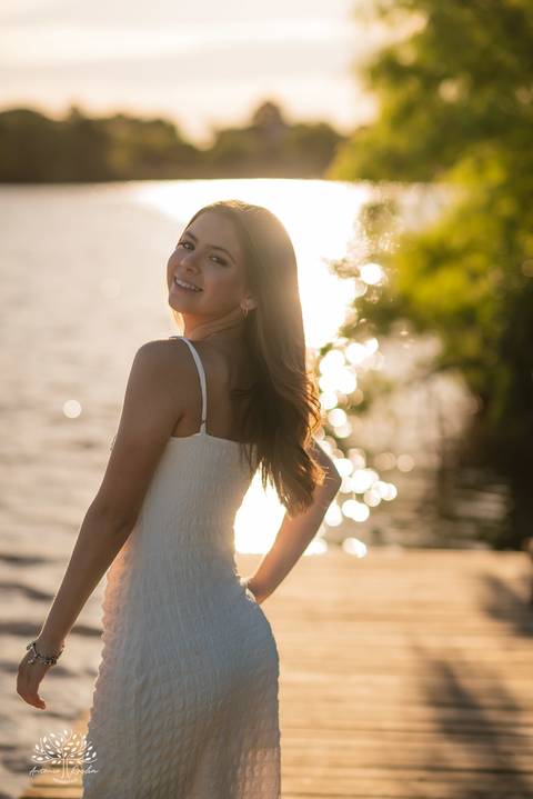 ensaio 15 anos Antônia - pré-festa debutante - fotografia 15 anos Pelotas - Clube Caça e Pesca Pelotas - ensaio ao ar livre - fotógrafo de debutante RS - ensaio com luz natural - fotografia artística - entardecer dourado - memórias 15 anos - veredas - Sol'