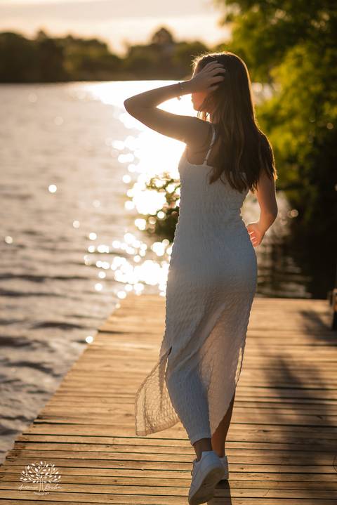 ensaio 15 anos Antônia - pré-festa debutante - fotografia 15 anos Pelotas - Clube Caça e Pesca Pelotas - ensaio ao ar livre - fotógrafo de debutante RS - ensaio com luz natural - fotografia artística - entardecer dourado - memórias 15 anos - veredas - Sol'