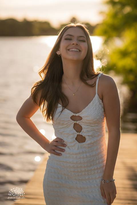 ensaio 15 anos Antônia - pré-festa debutante - fotografia 15 anos Pelotas - Clube Caça e Pesca Pelotas - ensaio ao ar livre - fotógrafo de debutante RS - ensaio com luz natural - fotografia artística - entardecer dourado - memórias 15 anos - veredas - Sol'
