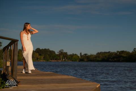 ensaio 15 anos Antônia - pré-festa debutante - fotografia 15 anos Pelotas - Clube Caça e Pesca Pelotas - ensaio ao ar livre - fotógrafo de debutante RS - ensaio com luz natural - fotografia artística - entardecer dourado - memórias 15 anos - veredas - Sol'