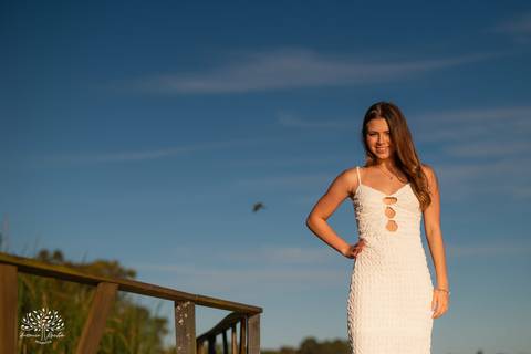 ensaio 15 anos Antônia - pré-festa debutante - fotografia 15 anos Pelotas - Clube Caça e Pesca Pelotas - ensaio ao ar livre - fotógrafo de debutante RS - ensaio com luz natural - fotografia artística - entardecer dourado - memórias 15 anos - veredas - Sol'