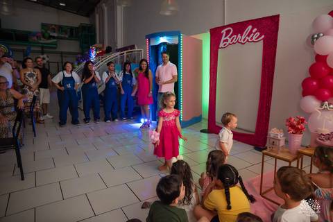 fotografia infantil - aniversário infantil - festa barbie - fotografia de aniversário - infância - momentos espontâneos - crianças brincando - memórias afetivas - festa temática - fotografia documental - Pelotas - registro de família - Cliff kids'