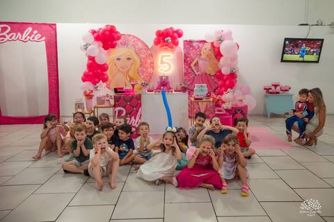 fotografia infantil - aniversário infantil - festa barbie - fotografia de aniversário - infância - momentos espontâneos - crianças brincando - memórias afetivas - festa temática - fotografia documental - Pelotas - registro de família - Cliff kids'
