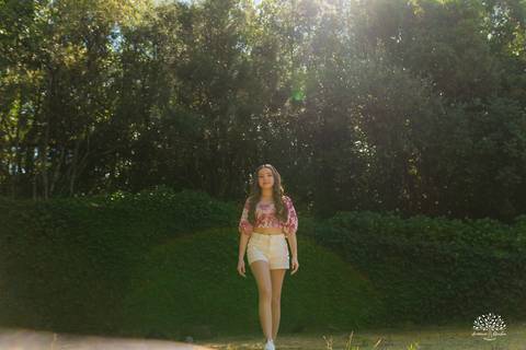 Ensaio 15 anos Diulya - debutante - fotografia de 15 anos - ensaio externo - Chácara Família Fiss - debutante Pelotas - fotógrafo Pelotas - fotografia luz natural - expectativa dos 15 anos - Antonio Rocha Fotografias - fumaça colorida - balão de 15 anos'