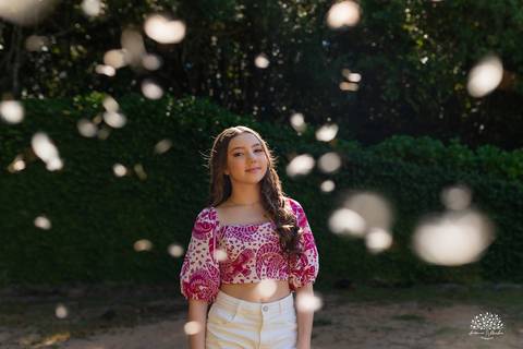 Ensaio 15 anos Diulya - debutante - fotografia de 15 anos - ensaio externo - Chácara Família Fiss - debutante Pelotas - fotógrafo Pelotas - fotografia luz natural - expectativa dos 15 anos - Antonio Rocha Fotografias - fumaça colorida - balão de 15 anos'