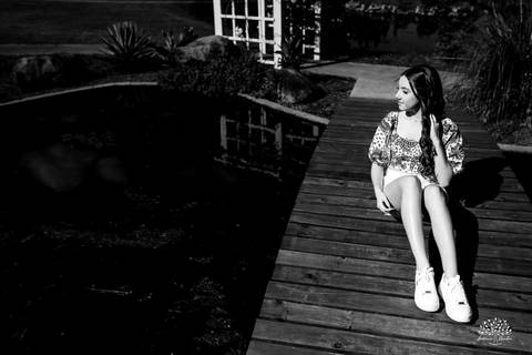 Ensaio 15 anos Diulya - debutante - fotografia de 15 anos - ensaio externo - Chácara Família Fiss - debutante Pelotas - fotógrafo Pelotas - fotografia luz natural - expectativa dos 15 anos - Antonio Rocha Fotografias - fumaça colorida - balão de 15 anos'