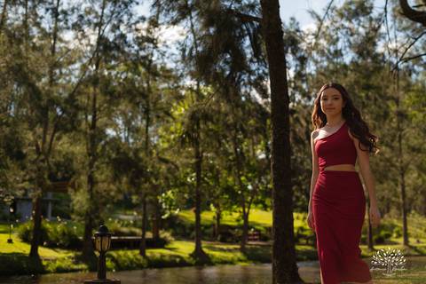 Ensaio 15 anos Diulya - debutante - fotografia de 15 anos - ensaio externo - Chácara Família Fiss - debutante Pelotas - fotógrafo Pelotas - fotografia luz natural - expectativa dos 15 anos - Antonio Rocha Fotografias - fumaça colorida - balão de 15 anos'