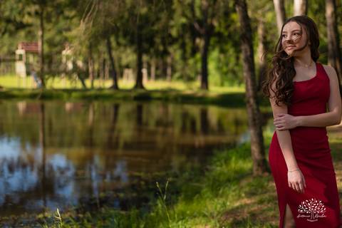 Ensaio 15 anos Diulya - debutante - fotografia de 15 anos - ensaio externo - Chácara Família Fiss - debutante Pelotas - fotógrafo Pelotas - fotografia luz natural - expectativa dos 15 anos - Antonio Rocha Fotografias - fumaça colorida - balão de 15 anos'