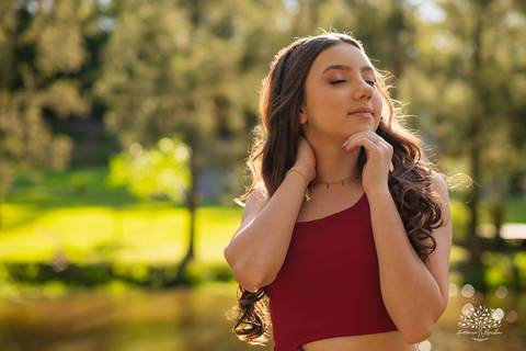 Ensaio 15 anos Diulya - debutante - fotografia de 15 anos - ensaio externo - Chácara Família Fiss - debutante Pelotas - fotógrafo Pelotas - fotografia luz natural - expectativa dos 15 anos - Antonio Rocha Fotografias - fumaça colorida - balão de 15 anos'